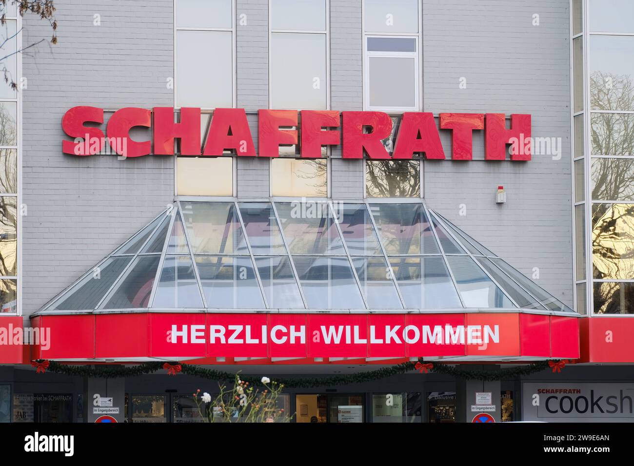 Düsseldorf 27.12.2023 Schaffrath Möbelhaus Einrichtungshaus Düsseldorf Nordrhein-Westfalen Deutschland *** Düsseldorf 27 12 2023 Schaffrath furniture store furniture store Düsseldorf North Rhine-Westphalia Germany Stock Photo