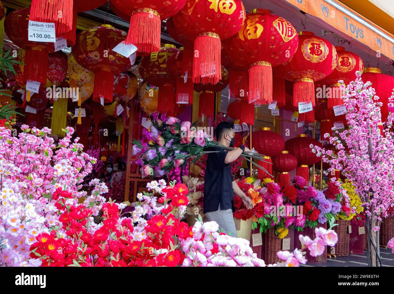 Kuala Lumpur, Malaysia. 27th Dec, 2023. An ethnic Chinese worker