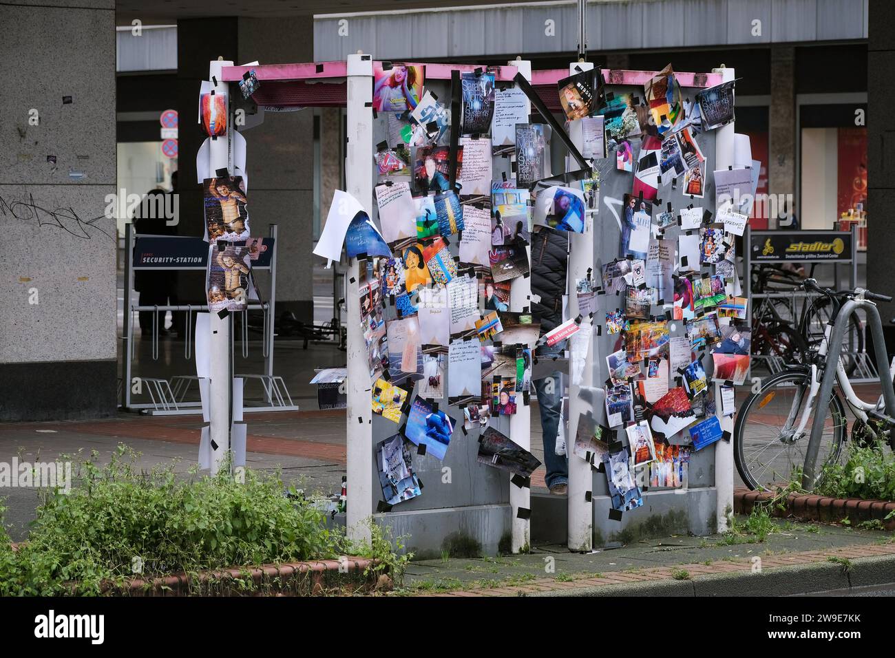 Düsseldorf 27.12.2023 Telefon Analog Analogtelefon Kabeltelefon Telefonhörer Telefonzelle Tastentelefon Retro Deutsche Telekom Magenta Münzfernfernsprecher Fernsprecher Münzschlitz Münzeinwurf Geldmünzen Düsseldorf Nordrhein-Westfalen Deutschland *** Düsseldorf 27 12 2023 Telephone Analog Analog telephone Cable telephone Telephone receiver Telephone box Keypad telephone Retro Deutsche Telekom Magenta Coin-operated telephone Coin slot Coin slot Coins Düsseldorf North Rhine-Westphalia Germany Stock Photo