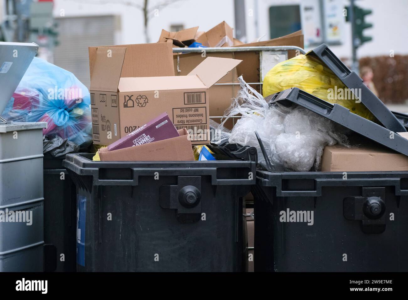 Düsseldorf 27.12.2023 Recycling Müll Abfall Wohlstandsmüll Wohlstandsgesellschaft Verpackung Verpackungsmüll Altpapier Papier Container Papiercontainer Karton Paket Papiermangel Online-Shopping Amazonsteuer Silvester Böllerverbot Knallerverbot Raketenverbot Brandgefahr blaue Tonne Restmüll Düsseldorf Nordrhein-Westfalen Deutschland *** Düsseldorf 27 12 2023 recycling waste waste prosperity waste prosperity society packaging packaging waste paper container paper container cardboard package paper shortage online shopping Amazon tax New Years Eve firecracker ban firecracker ban rocket ban fire ha Stock Photo