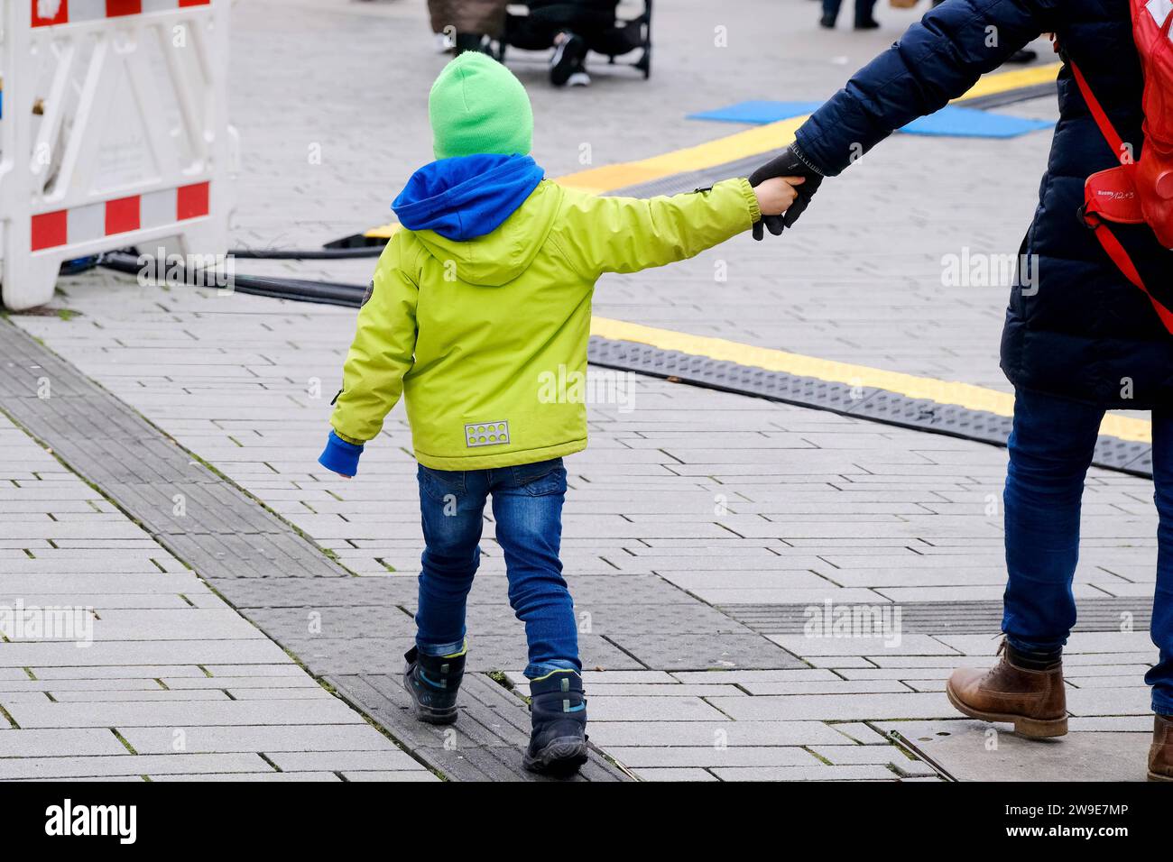 Düsseldorf 27.12.2023 Schadowstraße Einkaufsstrasse Hystreet Einkaufsstraße Shoppingmeile Einkaufsmeile Einkaufen Einzelhandel Fussgängerzone Einkaufsbummel Einkaufstasche Einkaufstaschen Einkauftasche Einkauftaschen Einkaufstraße Einkaufstrasse Modemeile Menschenmasse Menschenmenge Inflation Bürgergeld Winterpandemie Coronainfektion Covidinfektion Grippewelle Bevölkerungsdurchschnitt Diversität Diversity demografische Entwicklung Demografie Bevölkerungsdemografie Herbstpandemie Familie Mutter Kind Kleinkind Alterspyramide Rentenloch Nachwuchs Generationenkonflikt Kindergeld Rentensystem Alter Stock Photo