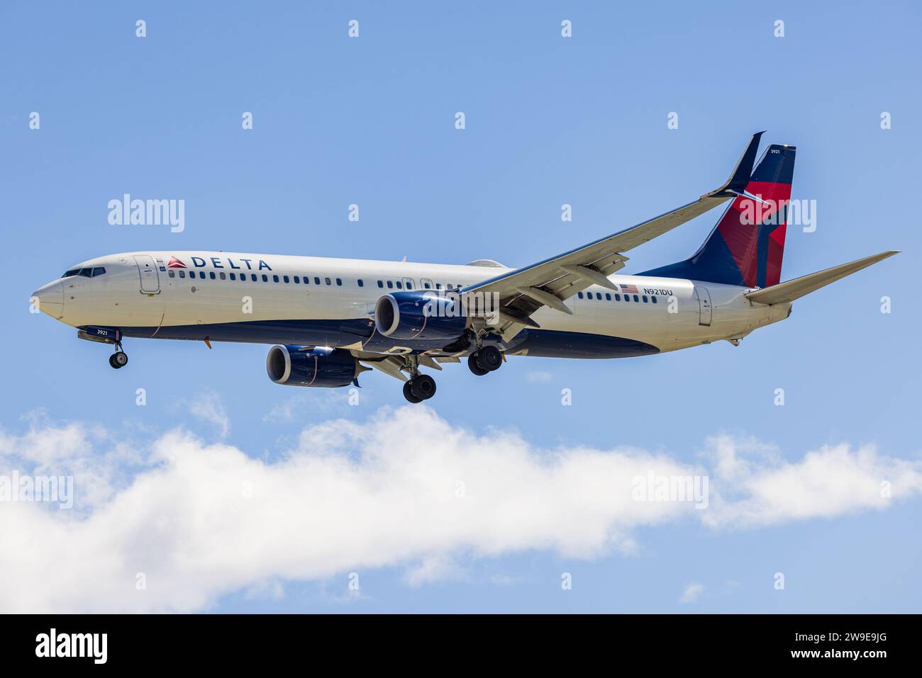 N921DU Delta Air Lines Boeing 737-932ER(WL) landing at Palm Springs (PSP/KPSP) Stock Photo