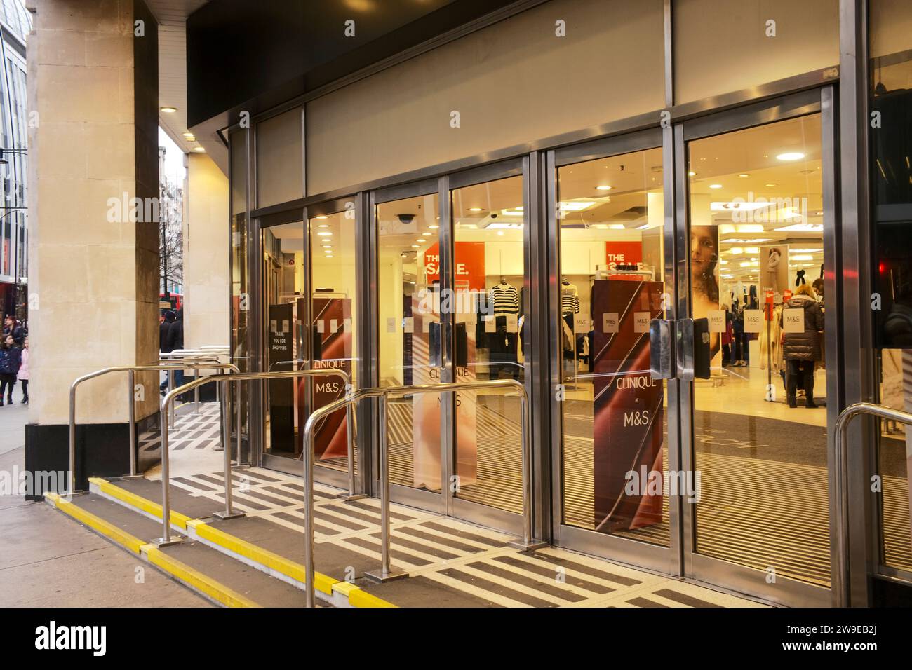 oxford-street-london-uk-27-december-2023-europes-busiest-shopping