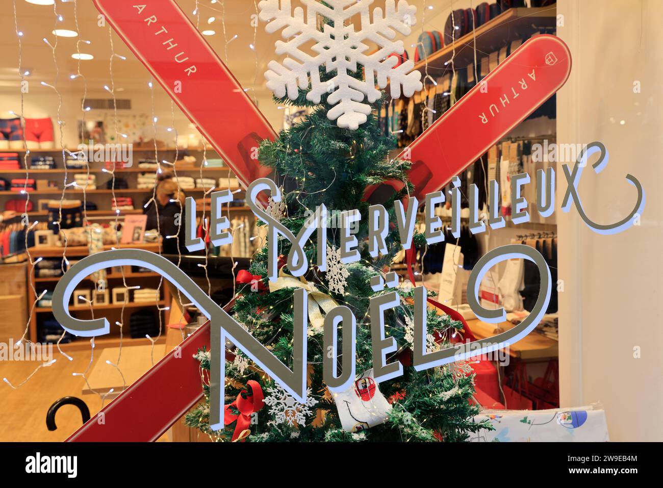 Store and trade before Christmas Day. Bordeaux, Gironde, France, Europe. Photo by Hugo Martin/Alamy. Stock Photo