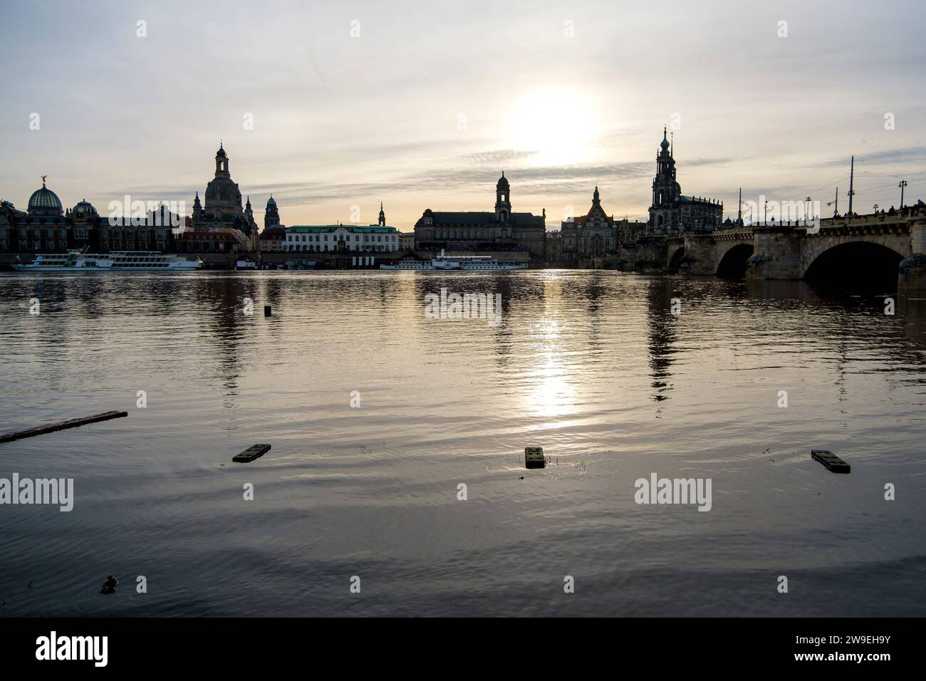 Elbehochwasser in Dresden DEU/Deutschland/Sachsen/Dresden, 27.12.2023, Starke Regenfaelle und