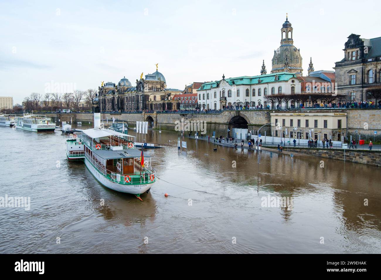 Elbehochwasser in Dresden DEU/Deutschland/Sachsen/Dresden, 27.12.2023, Starke Regenfaelle und