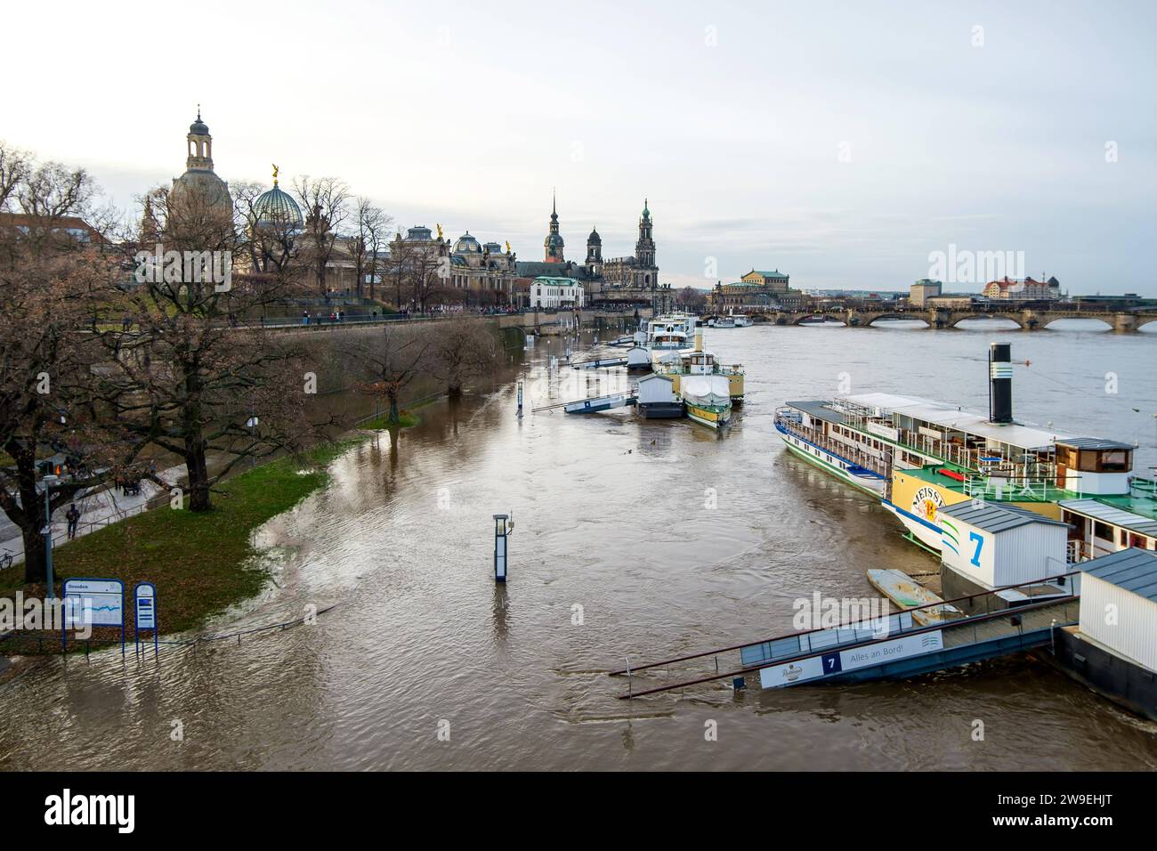 Elbehochwasser in Dresden DEU/Deutschland/Sachsen/Dresden, 27.12.2023, Starke Regenfaelle und Tauwetter haben den Pegelstand der Elbe in Dresden an den Weihnachtsfeiertagen kraeftig steigen lassen. Die Uferstrasse am Terrassenufer ist am Nachmittag des 27.12. bereits ueberflutet und gesperrt, die Pegel steigen weiter. *** Elbe floods in Dresden DEU Germany Saxony Dresden, 27 12 2023, Heavy rainfall and thaw have caused the level of the Elbe in Dresden to rise sharply over the Christmas holidays The riverside road on the Terrassenufer is already flooded and closed on the afternoon of 27 12, the Stock Photo