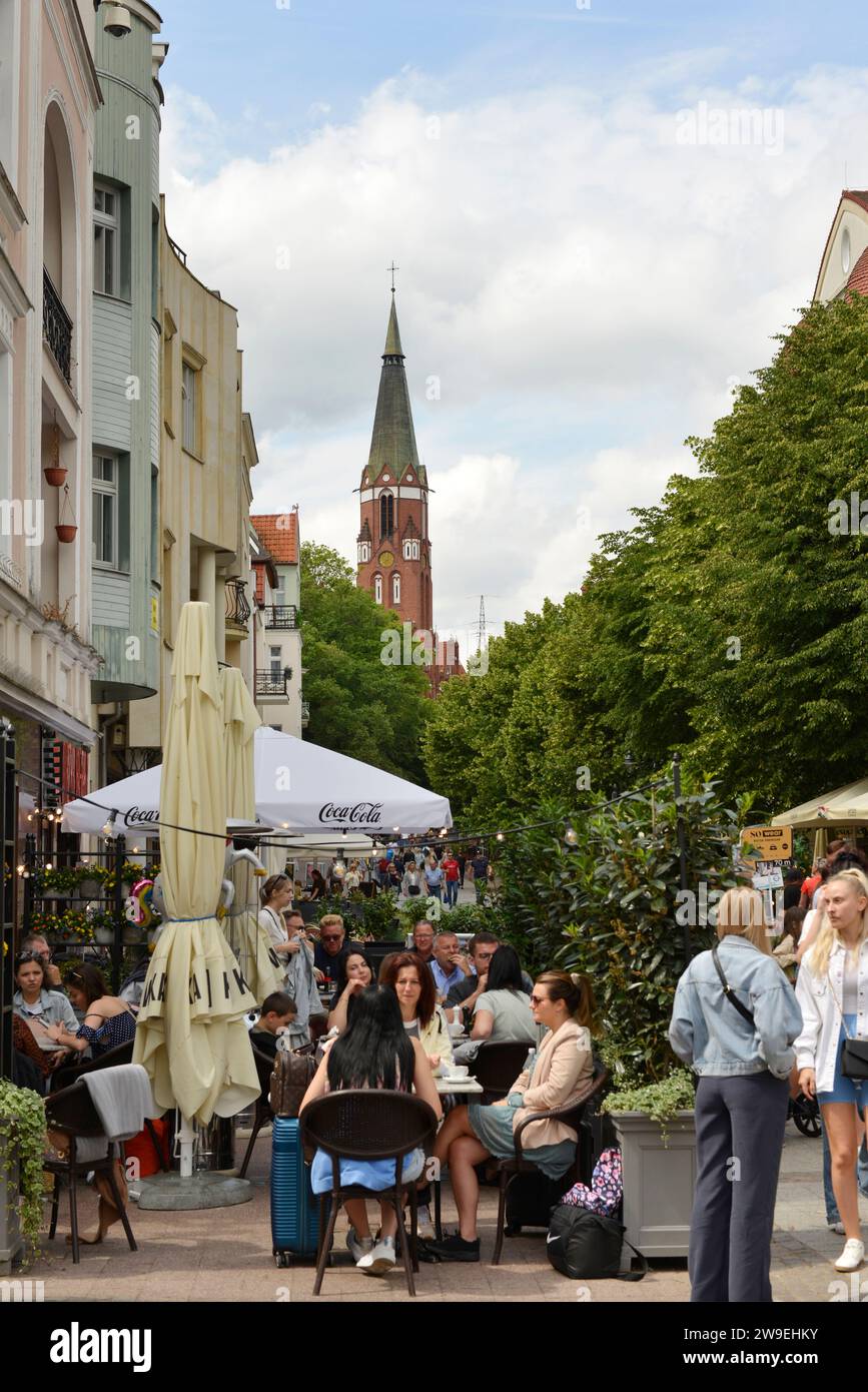 Alfresco dining and tourists at Bohaterów Monte Cassino Street and promenade in the Baltic Sea resort city of  Sopot, Poland, Europe, EU Stock Photo