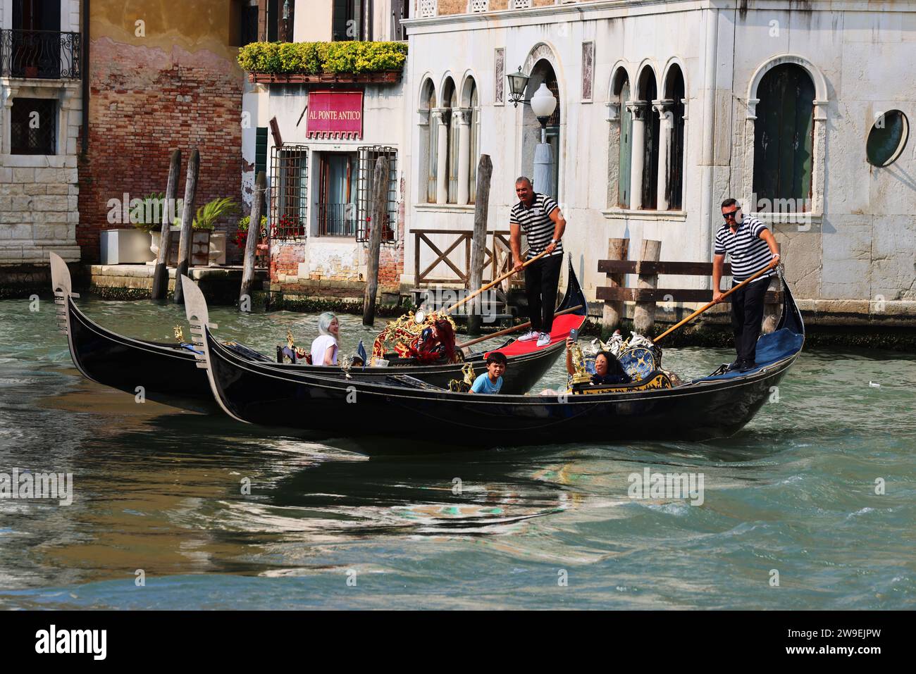 Gondola, Gondoliere, Gondel, Gondolas, Venedig. Rudern, Romantisch, Idyllisch,  Vergnügen auf den Wasserstraßen von Venedig Stock Photo