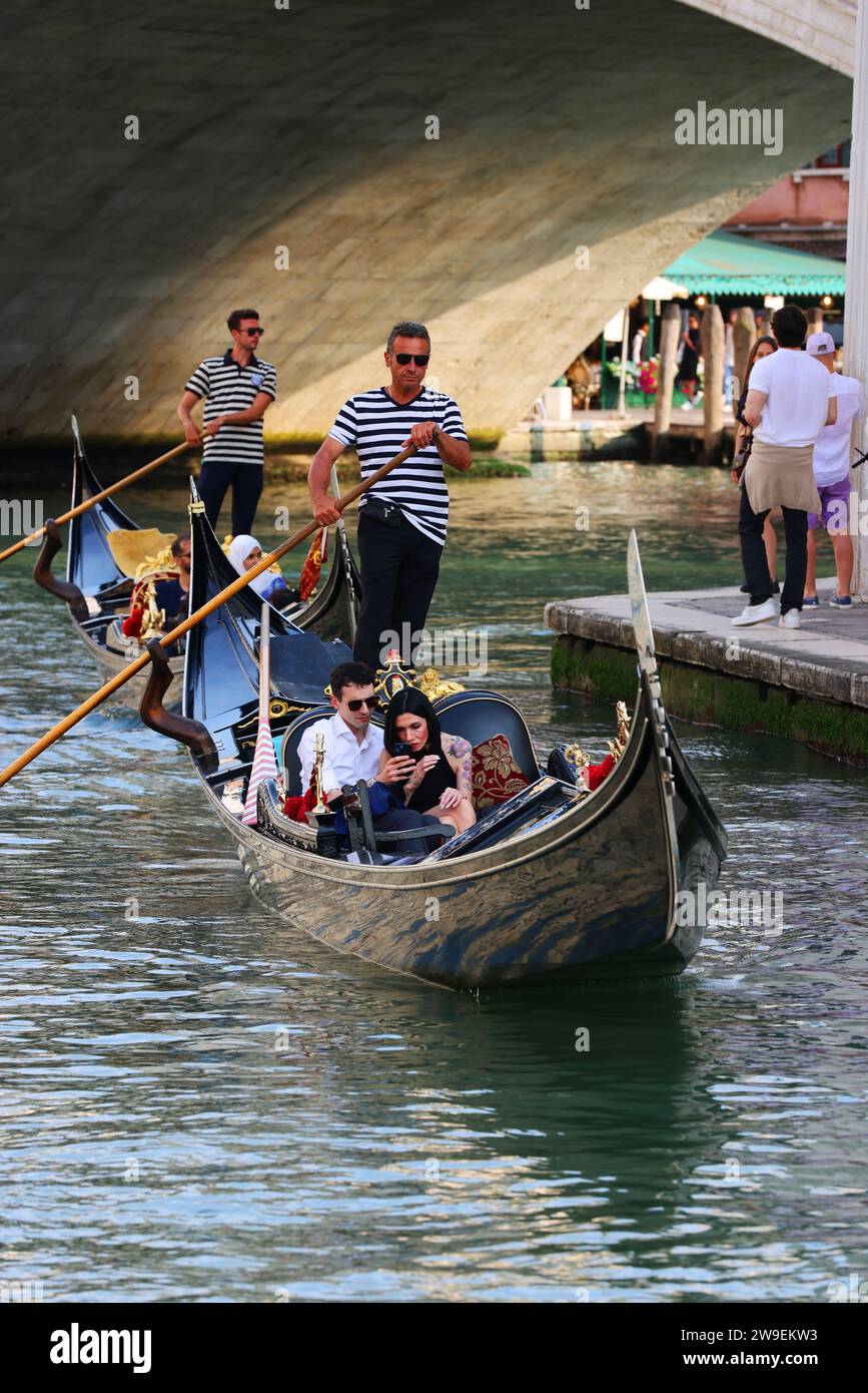 Gondola, Gondoliere, Gondel, Gondolas, Venedig. Rudern, Romantisch, Idyllisch,  Vergnügen auf den Wasserstraßen von Venedig Stock Photo
