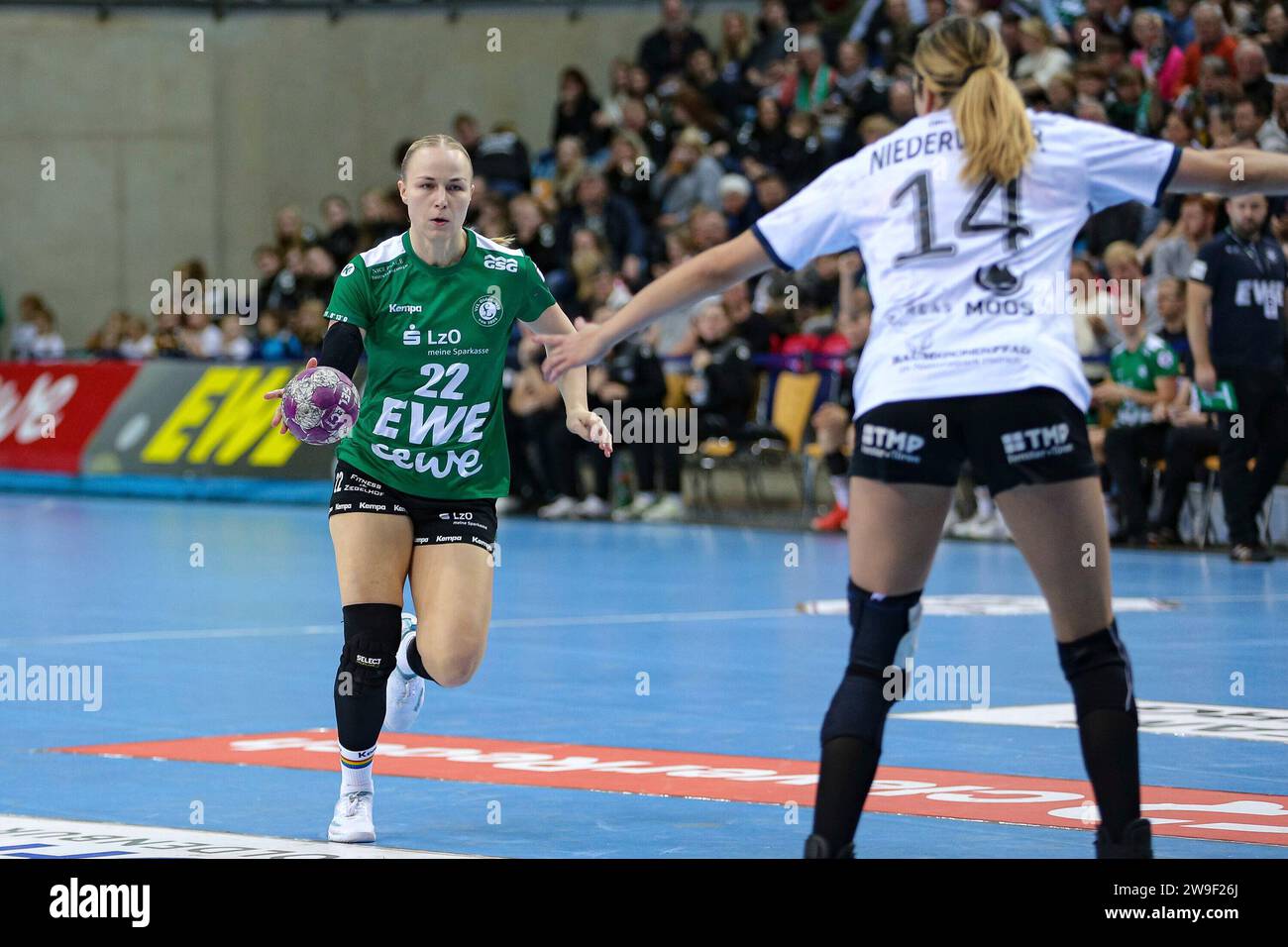 Oldenburg, Deutschland. 27th Dec, 2023. v.li. Lotta Röpcke (VfL