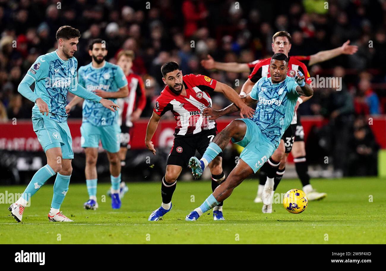 Brentford's Neal Maupay (centre) battles with Wolverhampton Wanderers ...