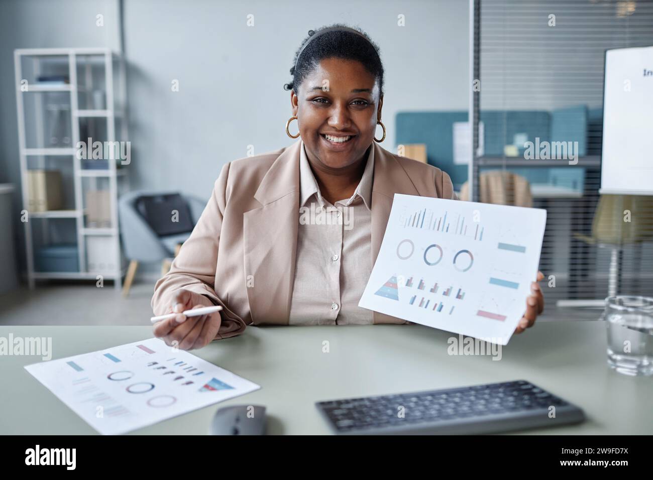 Portrait cheerful african american woman hi-res stock photography and ...