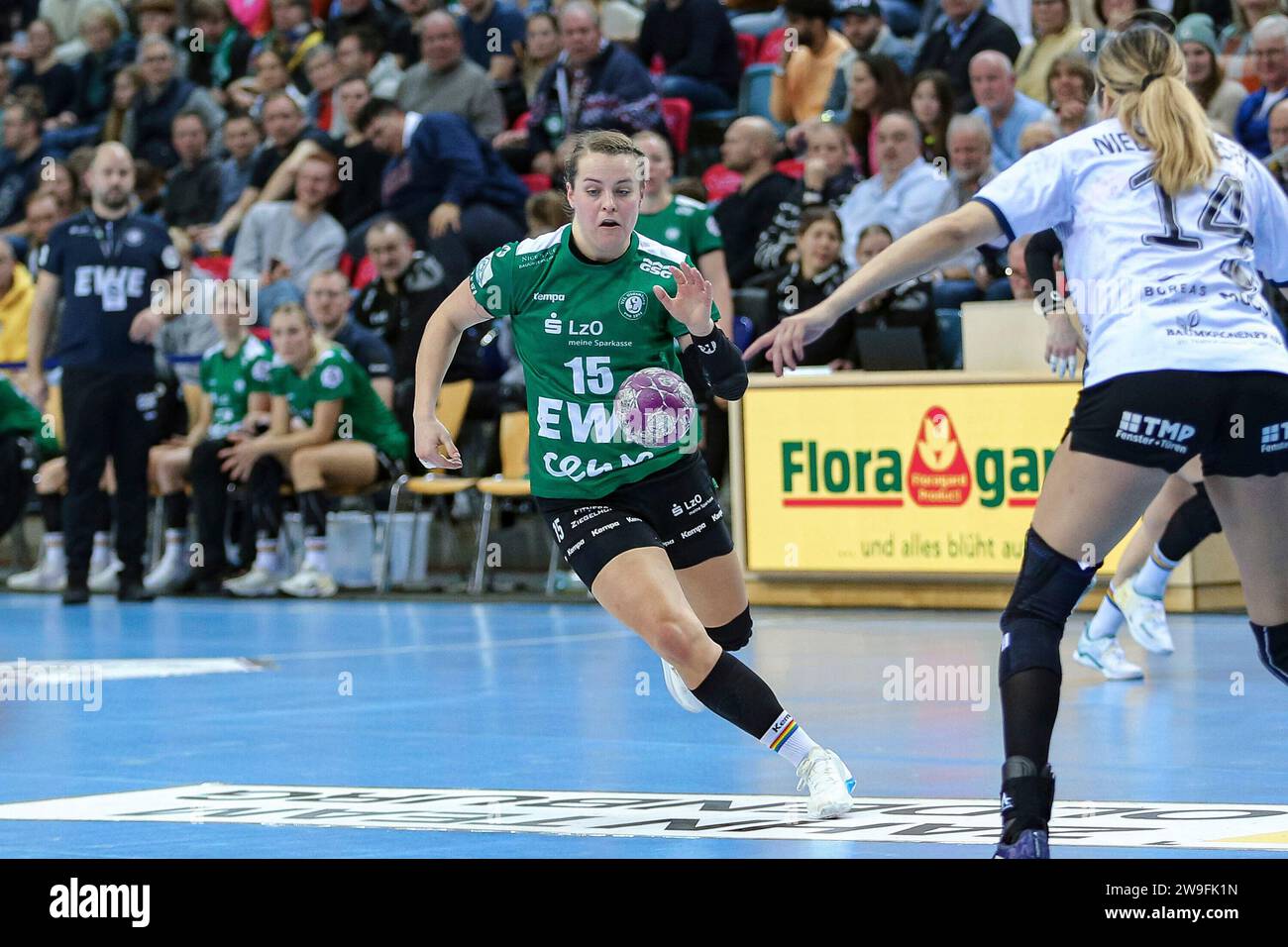 Oldenburg, Deutschland. 27th Dec, 2023. v.li. Merle Carstensen (VfL