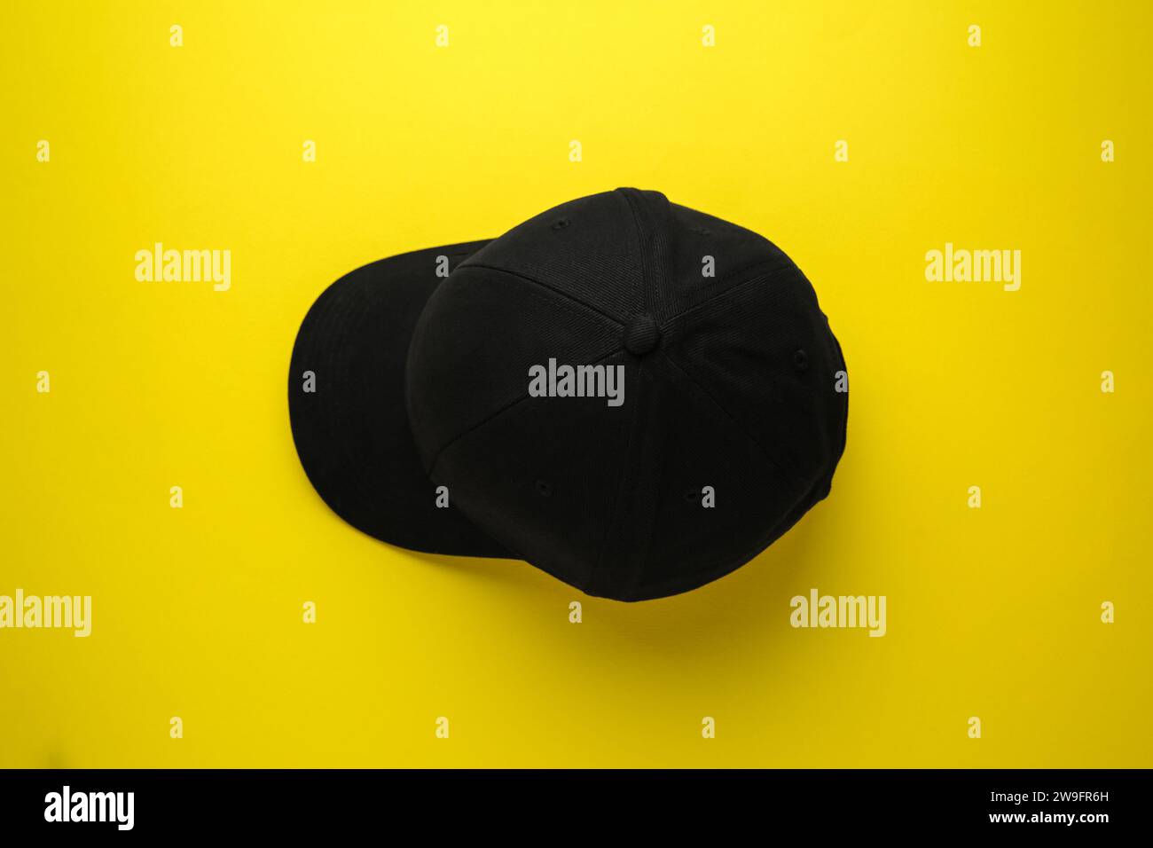Yellow and black baseball cap hi-res stock photography and images - Alamy