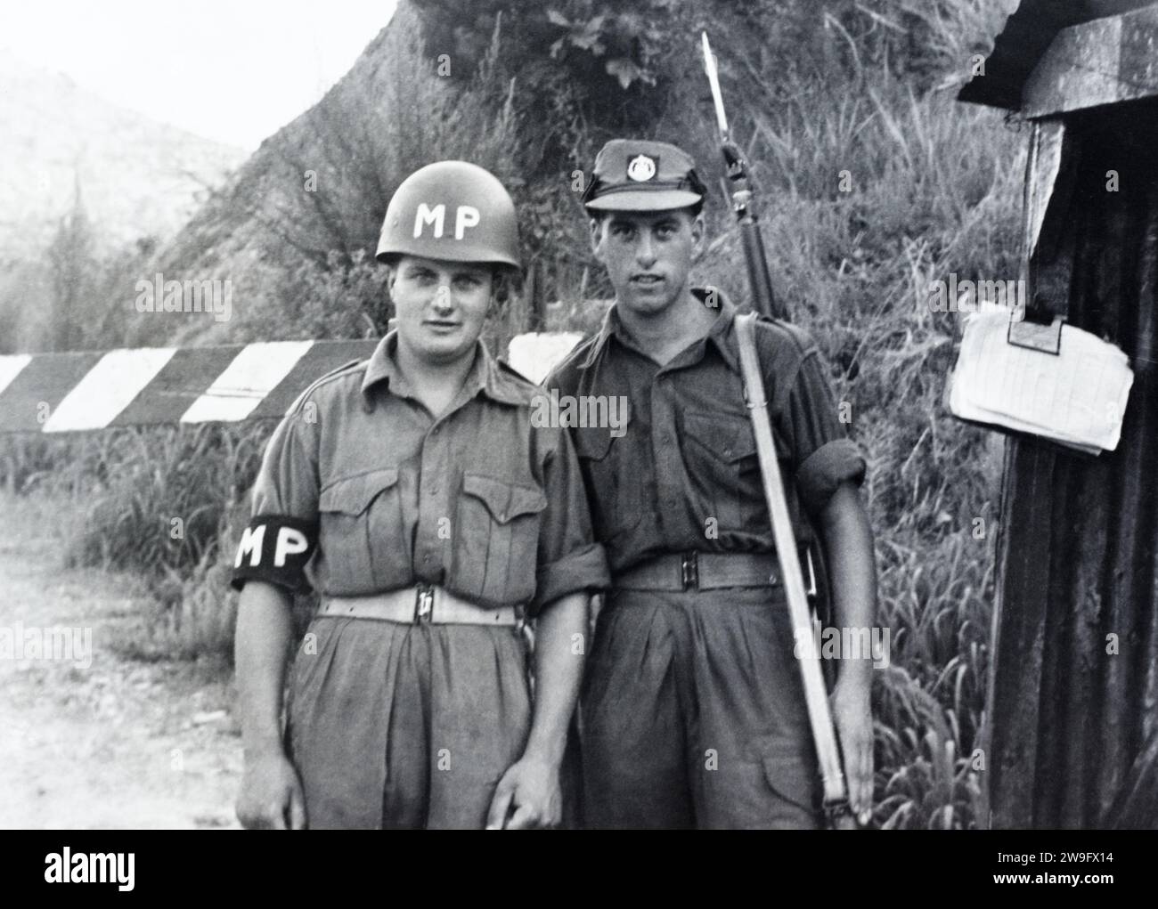 An American Military Policeman alongside a British infantryman of the Dorset Regiment in South Korea, c. 1954-1955. Stock Photo