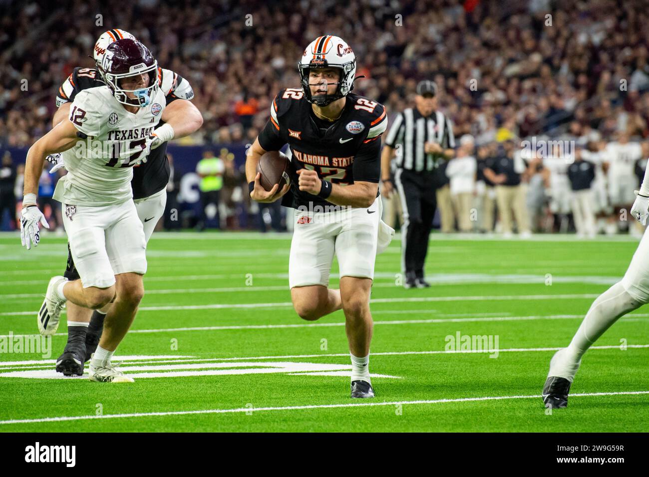 Houston, TX, USA. 27th Dec, 2023. Oklahoma State Cowboys quarterback