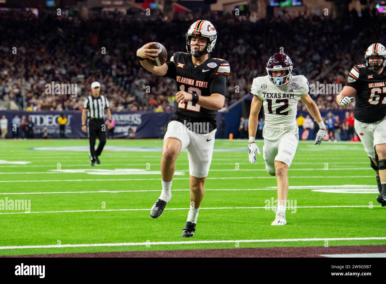houston-tx-usa-27th-dec-2023-oklahoma-state-cowboys-quarterback