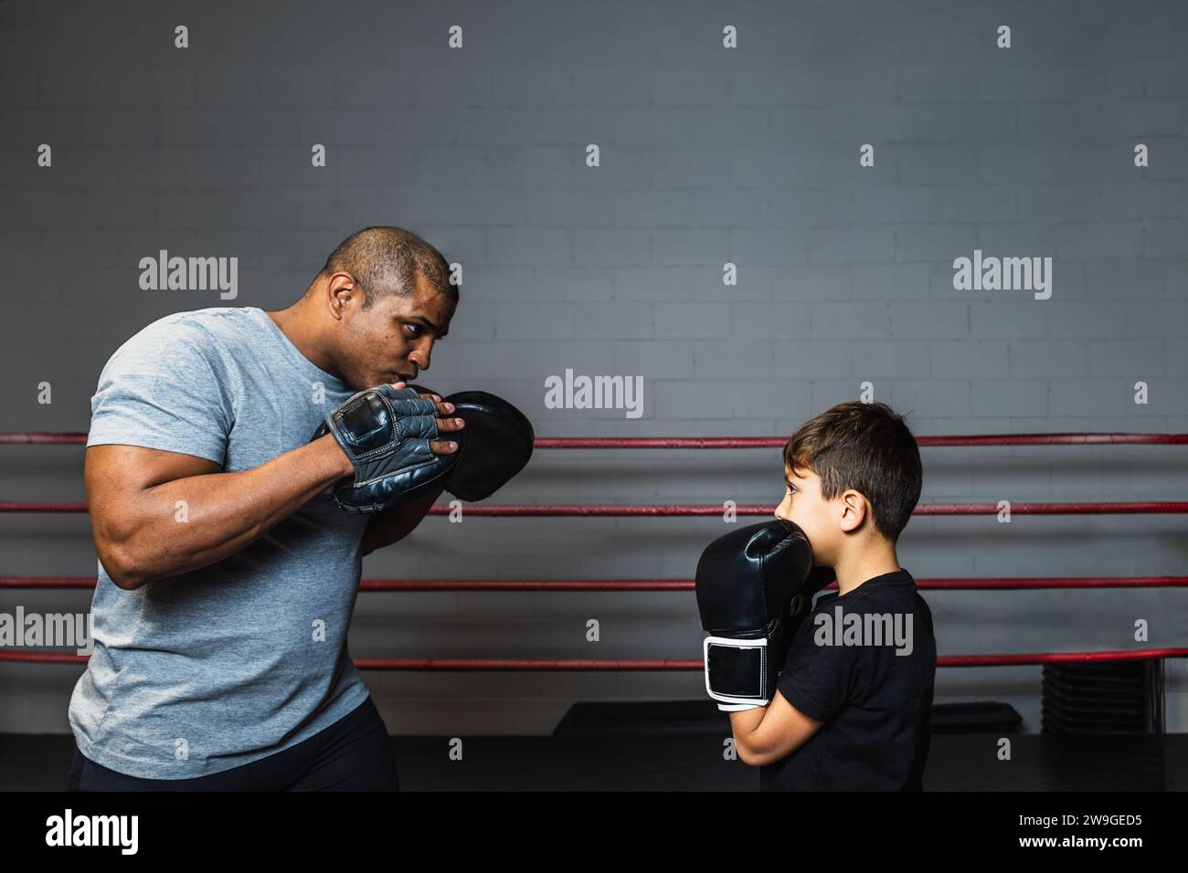 Horizontal photo boy elementary, dressed in tshirt and black boxing