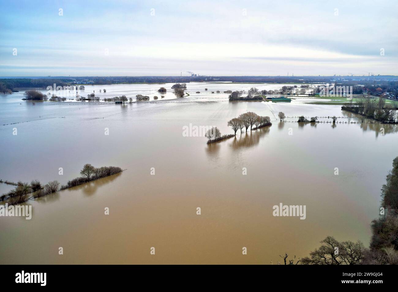 Hochwasser und Überschwemmungen der Leine in der Region Hannoover nach tagelangen starken Regenfällen. Gümmer, 27.12.2023 *** High water and flooding of the Leine in the Hannoover region after days of heavy rainfall Gümmer, 27 12 2023 Foto:xU.xStammx/xFuturexImagex leine hochwasser 3273 Stock Photo