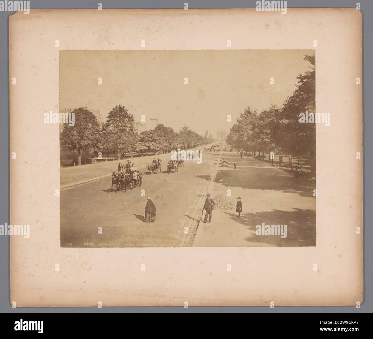 'Perspective of the avenue du Bois de Boulogne', Parjs, c. 1880 - C. 1900 photograph   paper. cardboard albumen print  Paris Stock Photo