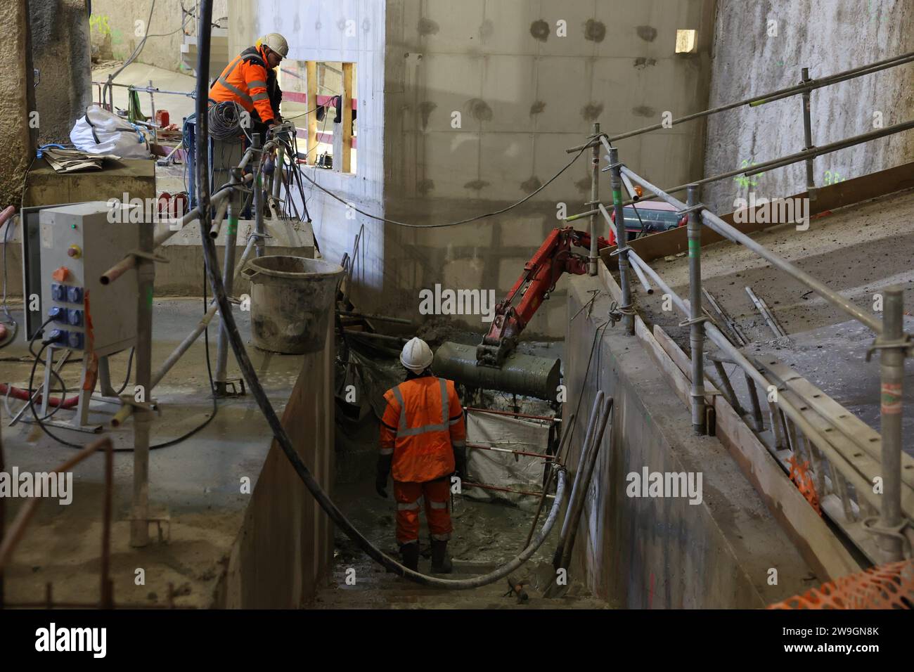 Paris, France. 20th Dec, 2023. © PHOTOPQR/LE PARISIEN/Le Parisien/Arnaud Journois ; PARIS ; 20/12/2023 ; visite du chantier du bassin d'Austerlitz, creusé pour améliorer la qualité de l'eau de la Seine /PHOTO LE PARISIEN/ARNAUD JOURNOIS - Paris, France, dec 20th 2023. visit of the Austerlitz basin construction site, dug to improve better regulation of the water quality of the Seine, particularly with a view to the Olympic events. Its storage capacity is impressive: 50,000 m3 of water, or around 20 Olympic swimming pools. Credit: MAXPPP/Alamy Live News Stock Photo