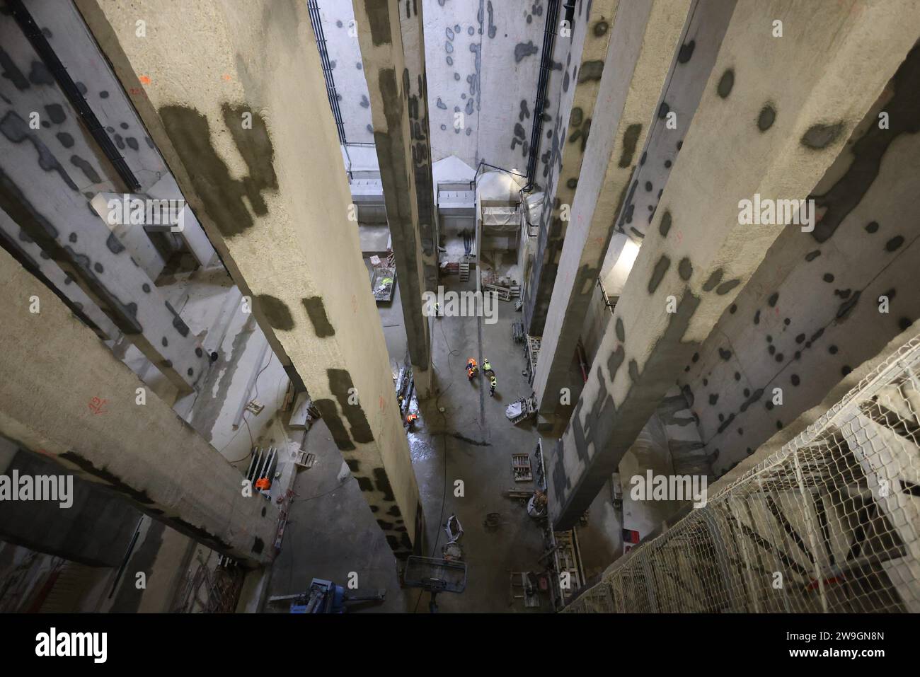 Paris, France. 20th Dec, 2023. © PHOTOPQR/LE PARISIEN/Le Parisien/Arnaud Journois ; PARIS ; 20/12/2023 ; visite du chantier du bassin d'Austerlitz, creusé pour améliorer la qualité de l'eau de la Seine /PHOTO LE PARISIEN/ARNAUD JOURNOIS - Paris, France, dec 20th 2023. visit of the Austerlitz basin construction site, dug to improve better regulation of the water quality of the Seine, particularly with a view to the Olympic events. Its storage capacity is impressive: 50,000 m3 of water, or around 20 Olympic swimming pools. Credit: MAXPPP/Alamy Live News Stock Photo