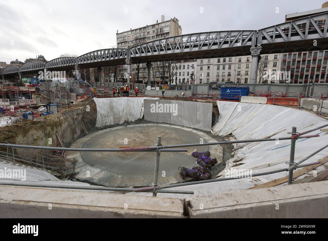 Paris, France. 20th Dec, 2023. © PHOTOPQR/LE PARISIEN/Le Parisien/Arnaud Journois ; PARIS ; 20/12/2023 ; visite du chantier du bassin d'Austerlitz, creusé pour améliorer la qualité de l'eau de la Seine /PHOTO LE PARISIEN/ARNAUD JOURNOIS - Paris, France, dec 20th 2023. visit of the Austerlitz basin construction site, dug to improve better regulation of the water quality of the Seine, particularly with a view to the Olympic events. Its storage capacity is impressive: 50,000 m3 of water, or around 20 Olympic swimming pools. Credit: MAXPPP/Alamy Live News Stock Photo