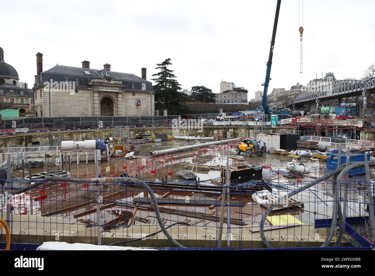 Paris, France. 20th Dec, 2023. © PHOTOPQR/LE PARISIEN/Le Parisien/Arnaud Journois ; PARIS ; 20/12/2023 ; visite du chantier du bassin d'Austerlitz, creusé pour améliorer la qualité de l'eau de la Seine /PHOTO LE PARISIEN/ARNAUD JOURNOIS - Paris, France, dec 20th 2023. visit of the Austerlitz basin construction site, dug to improve better regulation of the water quality of the Seine, particularly with a view to the Olympic events. Its storage capacity is impressive: 50,000 m3 of water, or around 20 Olympic swimming pools. Credit: MAXPPP/Alamy Live News Stock Photo