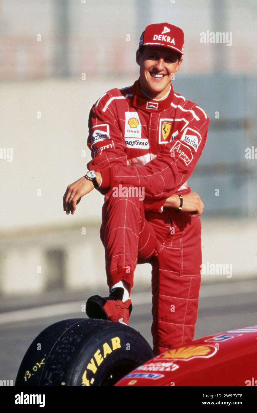 firo: Formula 1, 1997 season Sport, motorsport, Formula 1, archive, archive images Team Ferrari (1996-2006) Michael Schumacher, Germany, was a Formula 1 driver from 1991 to 2006 and 2010 to 2012, Schumacher was 7, seven times , Formula 1 , world champion , German national hero , brought Formula 1 to Germany , one of the greatest Germans , 1st season at Ferrari Michael Schumacher , presentation , whole figure , on his car , highlight Stock Photo