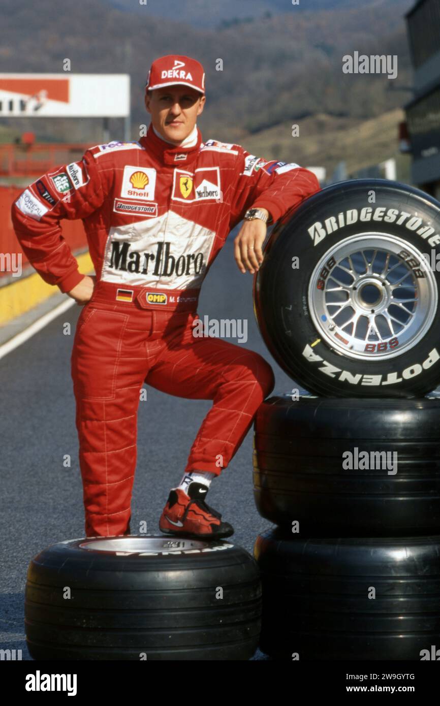firo: Formula 1, 1999 season Sport, motorsport, Formula 1, archive, archive images Team Ferrari (1996-2006) Michael Schumacher, Germany, was a Formula 1 driver from 1991 to 2006 and 2010 to 2012, Schumacher was 7, seven times, Formula 1, world champion, German national hero, brought the Formula 1 after Germany, one of the greatest Germans, 1st season at Ferrari Michael Schumacher, car, presentation, with, and his tires, Bridgestone tires, highlight Stock Photo