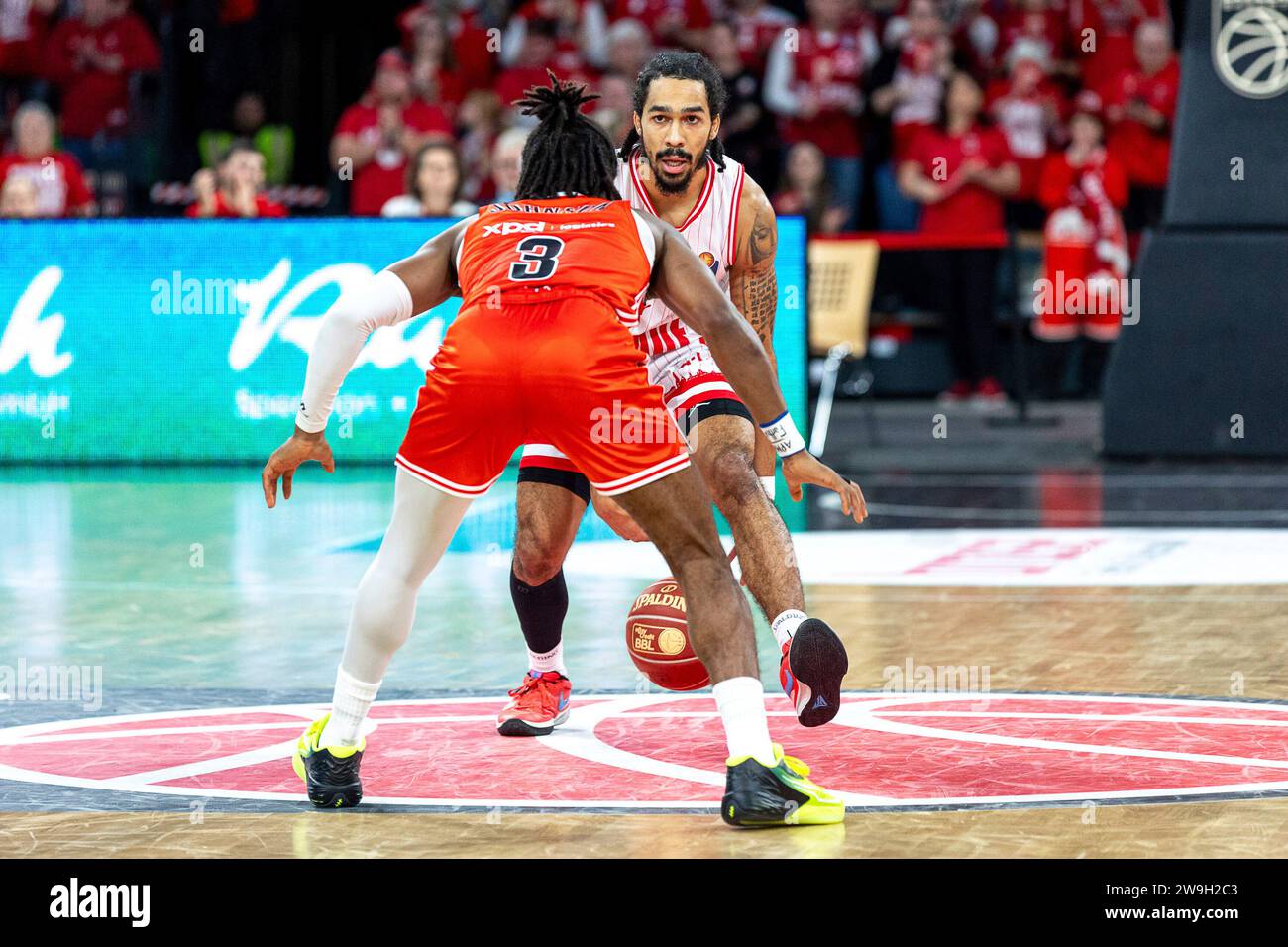 Bamberg, Deutschland. 27th Dec, 2023. Malik Johnson (Bamberg Baskets, #03), Otis Livingston II (Wuerzburg Baskets, #00), Bamberg Baskets vs. Wuerzburg Baskets, Basketball, easyCredit BBL, 13. Spieltag, 27.12.2023 Foto: Eibner-Pressefoto/Guener Santemiz Credit: dpa/Alamy Live News Stock Photo