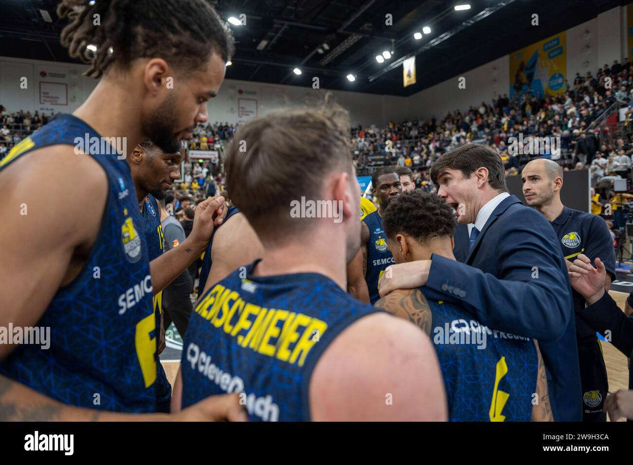 Ludwigsburg, Deutschland. 27th Dec, 2023. Teamkreis mit Pedro Calles