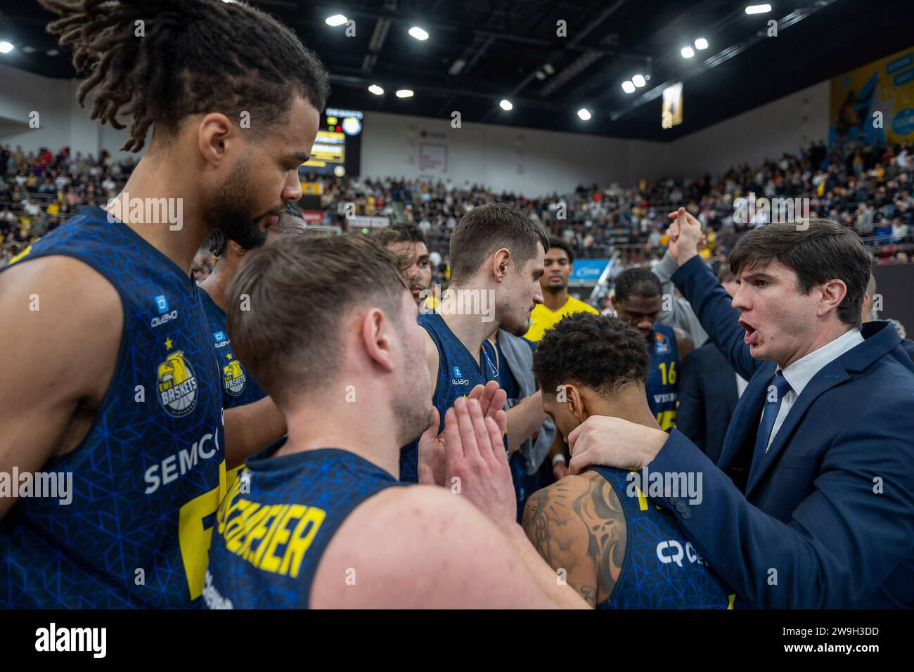 Ludwigsburg, Deutschland. 27th Dec, 2023. Teamkreis mit Pedro Calles