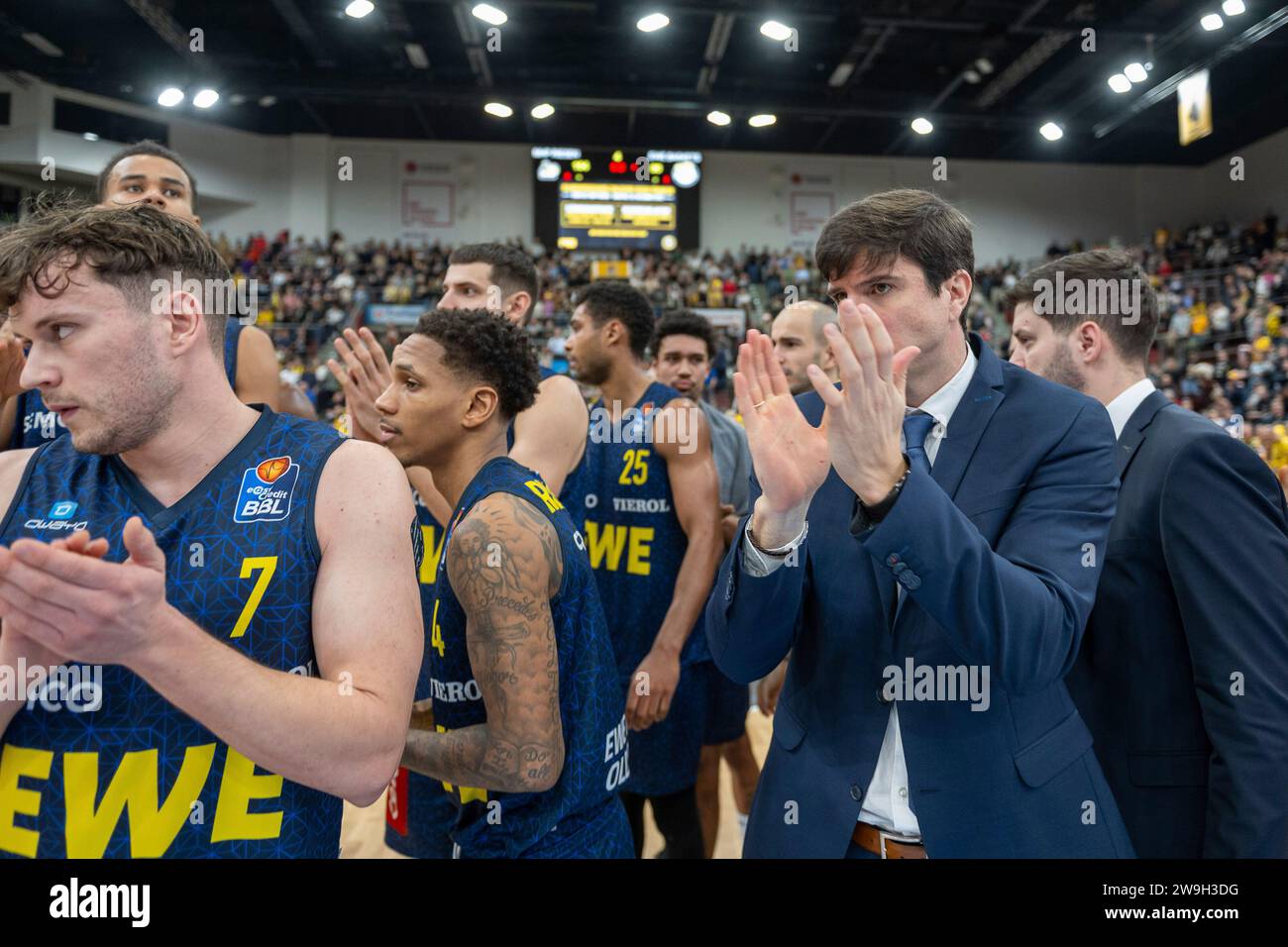 Ludwigsburg, Deutschland. 27th Dec, 2023. Teamkreis mit Pedro Calles