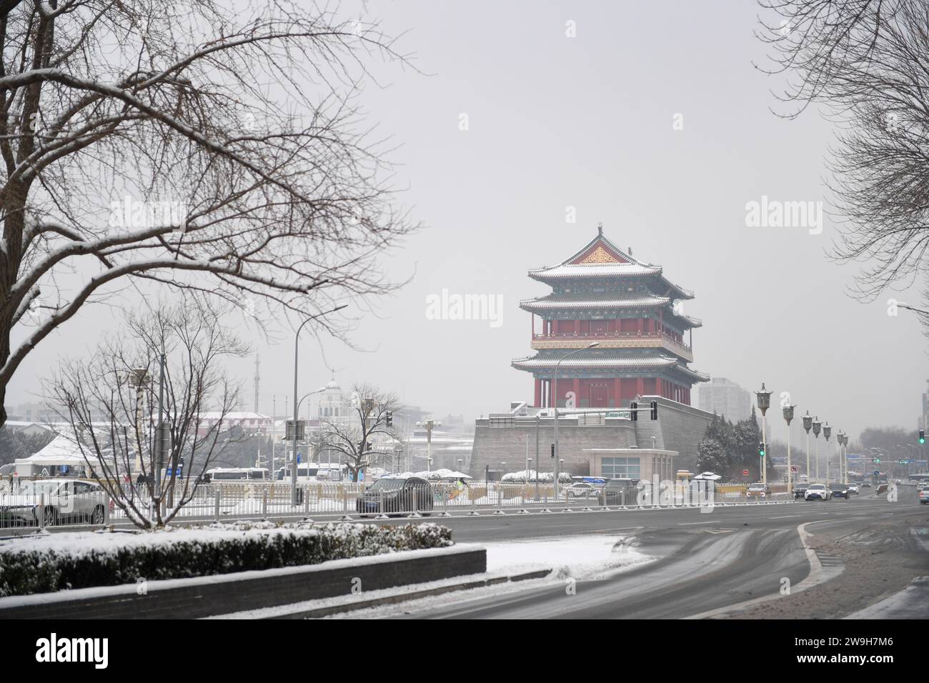 (231228) -- BEIJING, Dec. 28, 2023 (Xinhua) -- This photo taken on Dec. 14, 2023 shows the Zhengyang Gate in snowfall in Beijing, capital of China. First created in the Yuan Dynasty (1271-1368), the Beijing Central Axis, or Zhongzhouxian, stretches 7.8 kilometers between the Yongding Gate in the south of the city and the Drum Tower and Bell Tower in the north. Most of the major old-city buildings of Beijing sit along this axis. Gates, palaces, temples, squares and gardens of the old city are all linked up to the axis. As they witnessed the folk activities along the line from old days to new Stock Photo