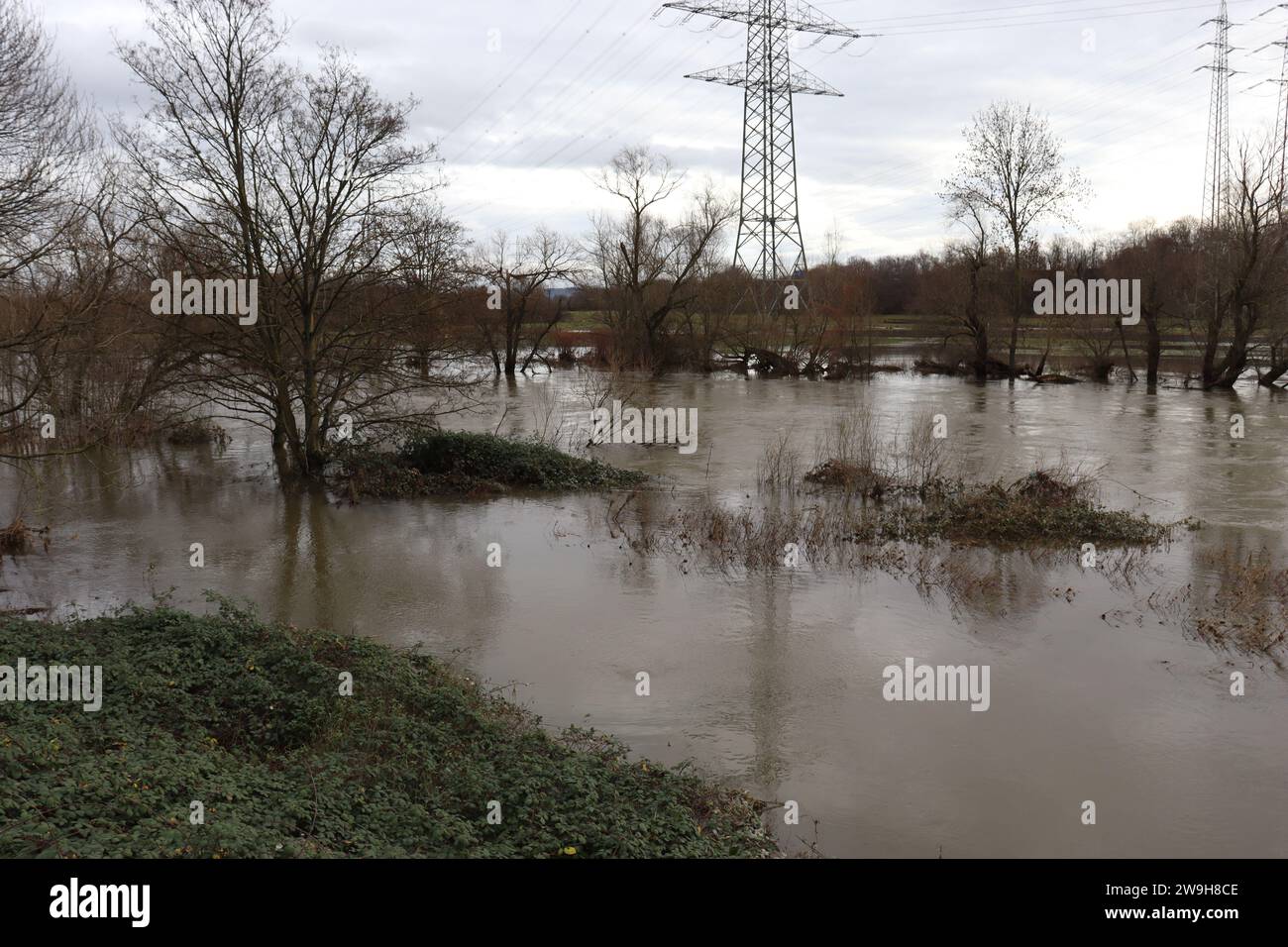 Hochwasserlage im Dezember 2023. Es stanjd alles unter Wasser. Bilder sind aus Menden & Troisdorf Stock Photo