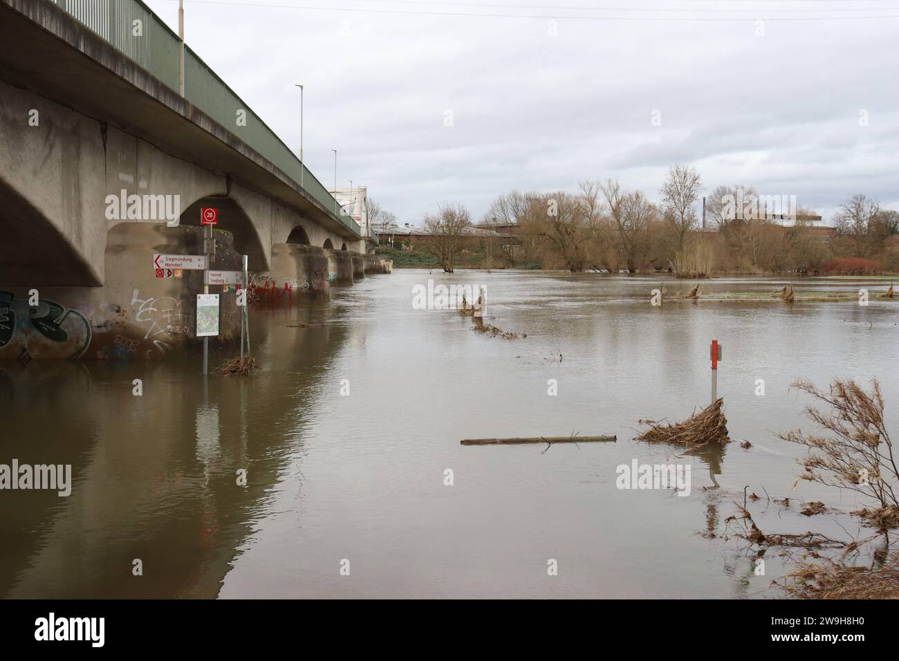 Hochwasserlage im Dezember 2023. Es stanjd alles unter Wasser. Bilder sind aus Menden & Troisdorf Stock Photo