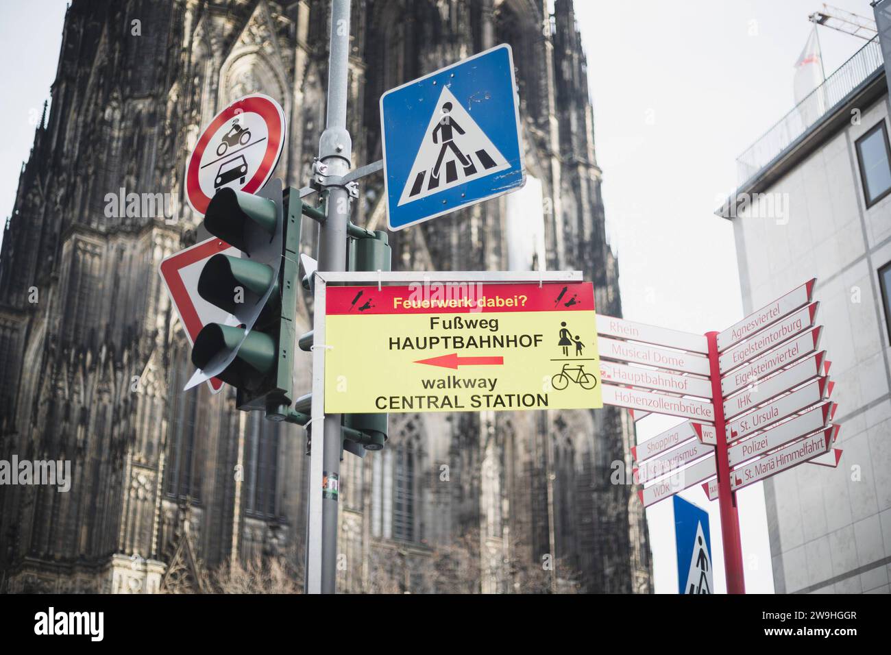 Vorbereitung zum Silvester in Köln, 28.12.2023 Ein Schild auf dem Steht die Richtung zum Platz, wo Feuerwerk erlaubt ist. Auf dem Schild steht Feuerwerk dabei Fußweg zum Hauptbahnhof , Walkway to Central station . Auf dem Hintergrund sieht man Kölner Dom Vorbereitung zum Silvester in Köln, 28.12.2023 Koeln NRW Deutschland *** Preparation for New Years Eve in Cologne, 28 12 2023 A sign on which stands the direction to the square where fireworks are allowed On the sign it says Fireworks on the way to Central Station , Walkway to Central station On the background you can see Cologne Cathedral Pre Stock Photo