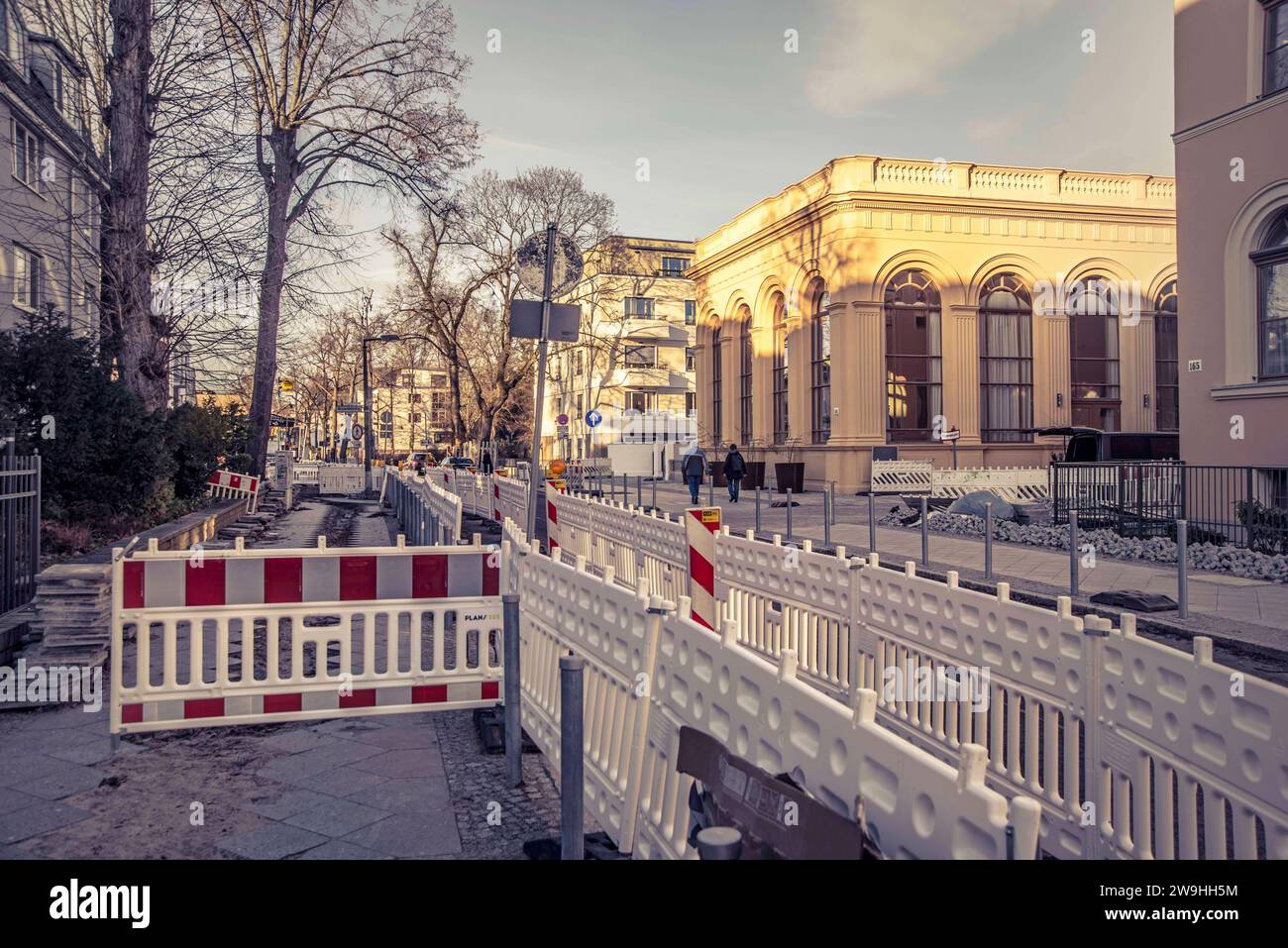 RECORD DATE NOT STATED 28 . 12 . 2023 , Berlin / Köpenick : Baustelle in der Regattastraße in Grünau . Im Hintergrund das Gesellschaftshaus Grünau mit dem Restaurant Riviera im historischen Ballsaal des Ausflugslokals . *** 28 12 2023 , Berlin Köpenick Construction site on Regattastrasse in Grünau In the background the Gesellschaftshaus Grünau with the Riviera restaurant in the historic ballroom of the excursion restaurant Stock Photo