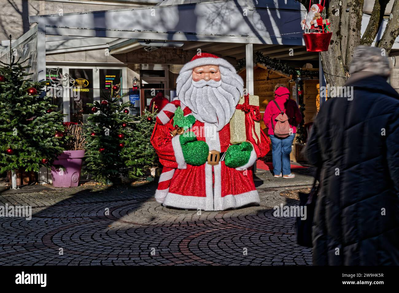 Die Tage sind gezählt. Bald hat der Weihnachtsmann , wie hier in der Fußgängerzone von Bad Reichenhall , wieder fast 1 Jahr lang Urlaub. Bad Reichenhall Bayern Deutschland *** The days are numbered Soon Santa Claus, like here in the pedestrian zone of Bad Reichenhall, will be on vacation again for almost 1 year Bad Reichenhall Bavaria Germany Copyright: xRolfxPossx Stock Photo