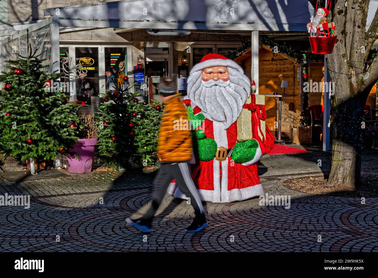 Die Tage sind gezählt. Bald hat der Weihnachtsmann , wie hier in der Fußgängerzone von Bad Reichenhall , wieder fast 1 Jahr lang Urlaub. Bad Reichenhall Bayern Deutschland *** The days are numbered Soon Santa Claus, like here in the pedestrian zone of Bad Reichenhall, will be on vacation again for almost 1 year Bad Reichenhall Bavaria Germany Copyright: xRolfxPossx Stock Photo