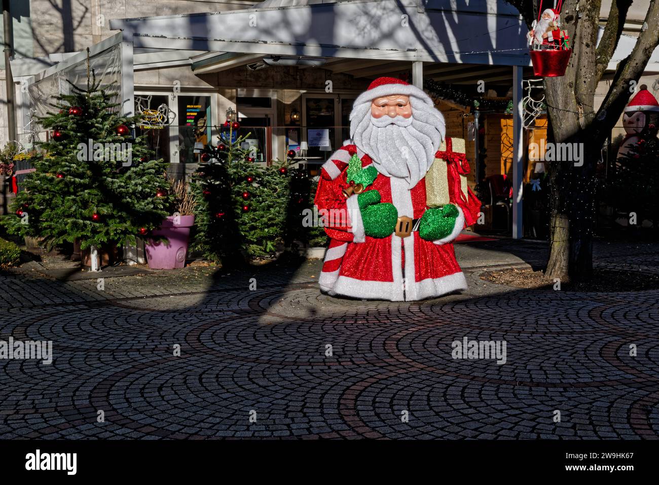 Die Tage sind gezählt. Bald hat der Weihnachtsmann , wie hier in der Fußgängerzone von Bad Reichenhall , wieder fast 1 Jahr lang Urlaub. Bad Reichenhall Bayern Deutschland *** The days are numbered Soon Santa Claus, like here in the pedestrian zone of Bad Reichenhall, will be on vacation again for almost 1 year Bad Reichenhall Bavaria Germany Copyright: xRolfxPossx Stock Photo