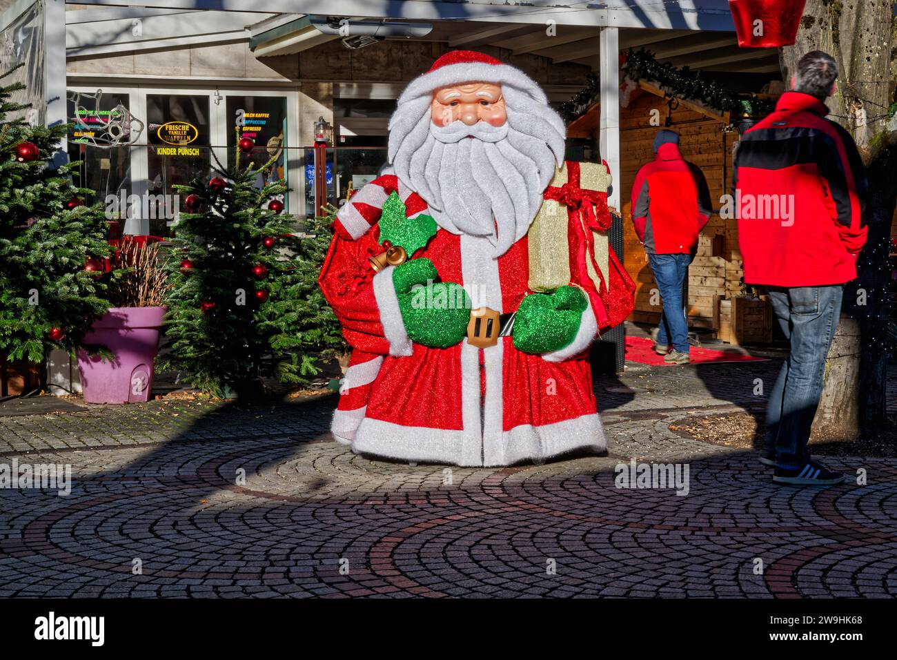 Die Tage sind gezählt. Bald hat der Weihnachtsmann , wie hier in der Fußgängerzone von Bad Reichenhall , wieder fast 1 Jahr lang Urlaub. Bad Reichenhall Bayern Deutschland *** The days are numbered Soon Santa Claus, like here in the pedestrian zone of Bad Reichenhall, will be on vacation again for almost 1 year Bad Reichenhall Bavaria Germany Copyright: xRolfxPossx Stock Photo