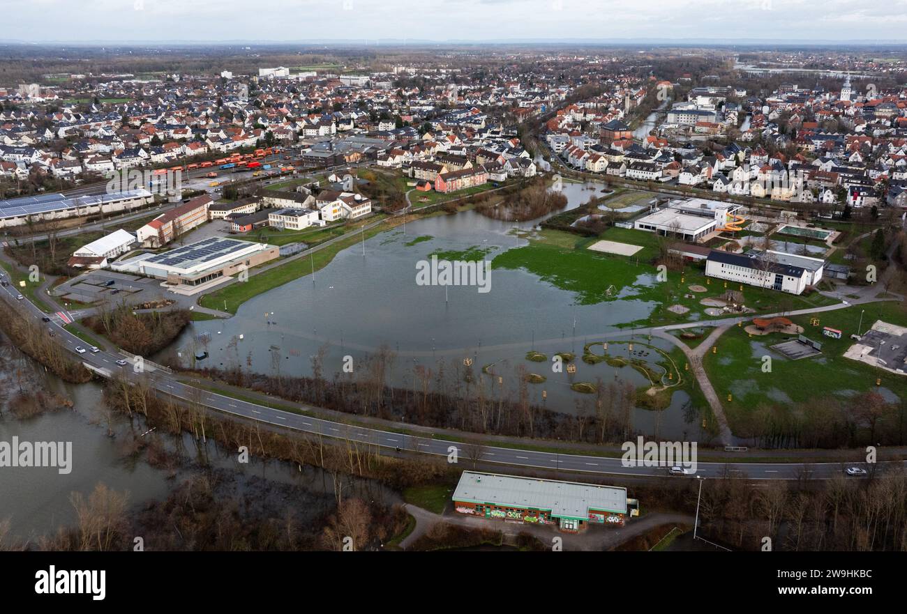 Lippstadt, Germany. 28th Dec, 2023. The River Lippe has burst its banks ...