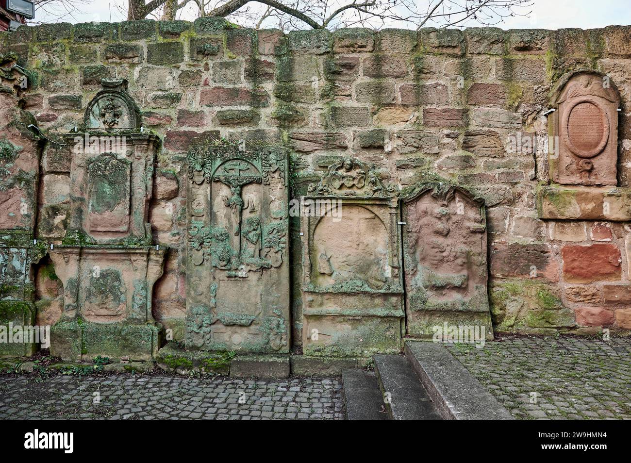 Historische Kirchenmauer mit Grabplatten an der Johanneskirche der
