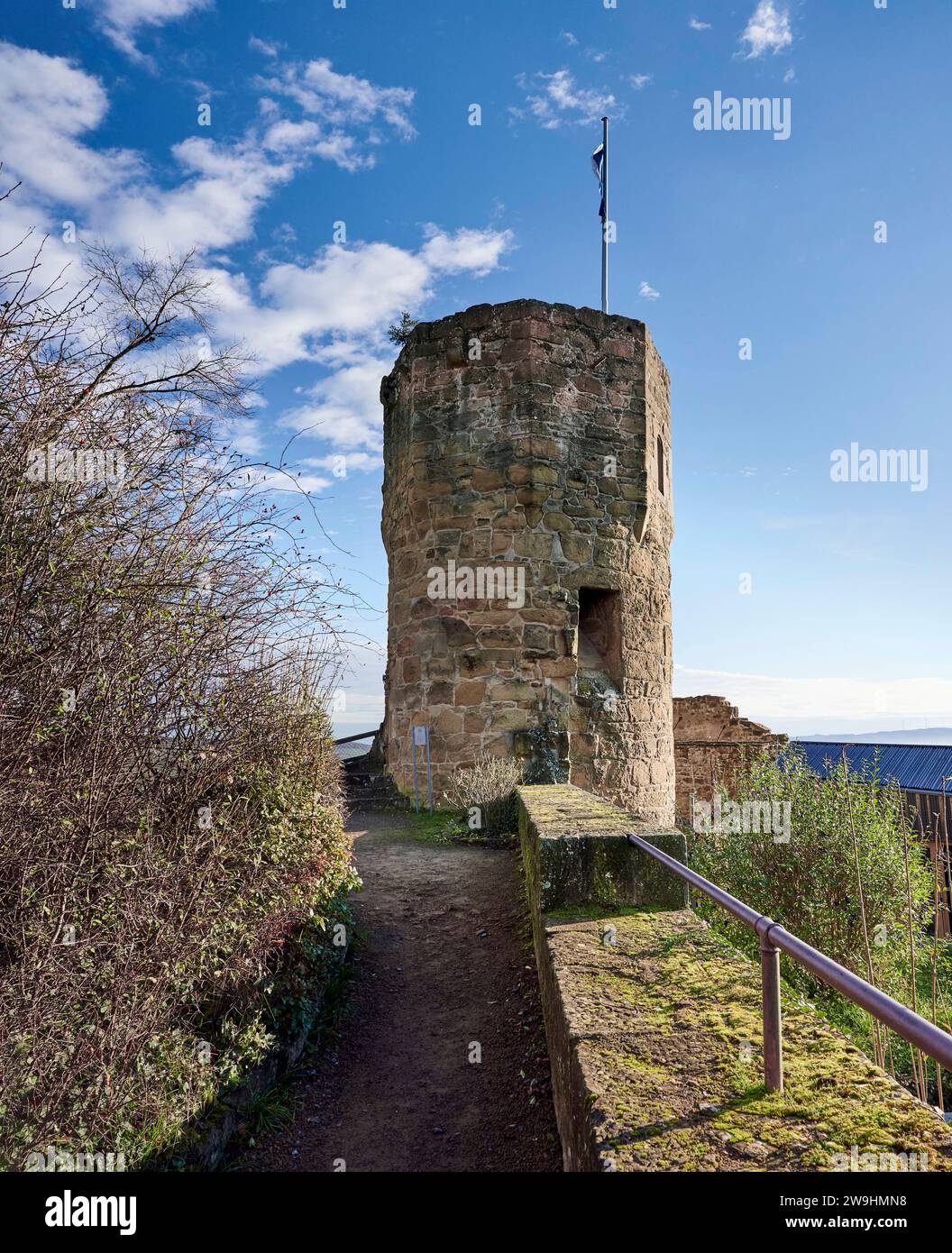 Südöstlicher Turm der Burgruine Weibertreu bei Weinsberg, Hochformat ...