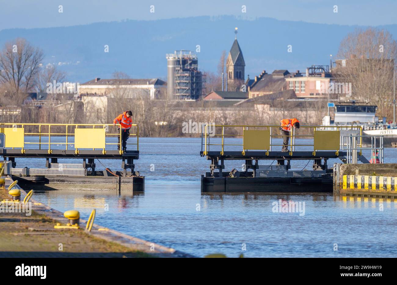 Ginsheim Gustavsburg, Germany. 28th Dec, 2023. Employees of the Kostheim lock check the lock gates. A barge had become stuck on the flooded Main at the Kostheim lock. The river was temporarily closed to shipping. Credit: Andreas Arnold/dpa/Alamy Live News Stock Photo