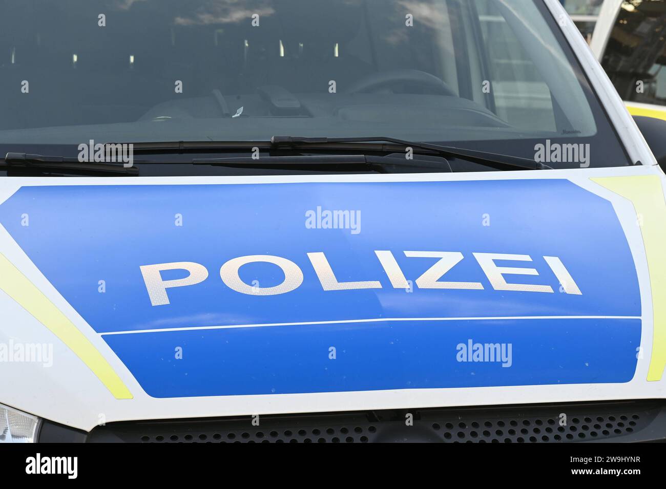 Schriftzug POLIZEI auf einem Einsatzfahrzeug, Polizeiwagen *** POLIZEI ...