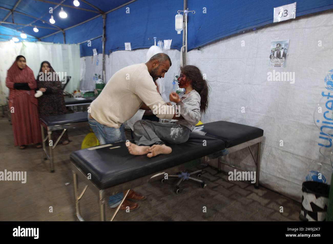 Gaza. 28th Dec, 2023. An injured girl is treated at a hospital near Nuseirat Refugee Camp, central Gaza Strip, on Dec. 28, 2023. The number of Palestinian deaths due to Israel's attacks on the Gaza Strip has risen to 21,320 with 55,603 injured, said the Gaza Health Ministry on Thursday. Credit: Xinhua/Alamy Live News Stock Photo